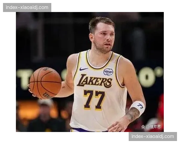 老将角色转型辅佐新生代 詹姆斯退居二线东契奇接掌战术核心